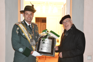Diözesan-Schützenkönig Wolfgang Mönnikes, Mitarbeiter im Erzbischöflichen Generalvikariat, überreichte Erzbischof em. Hans-Josef Becker eine Plakette.