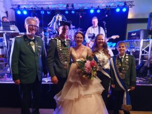v.l.: Bezirksbundesmeister Matthias Gockeln, Bezirkskönigspaar Jörg und Ina Aufenanger, Bezirksprinzessin Carina Wulf und Bezirksschülerprinz Marc Striewe